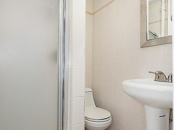5th image of 140 E 30th St APT 4R