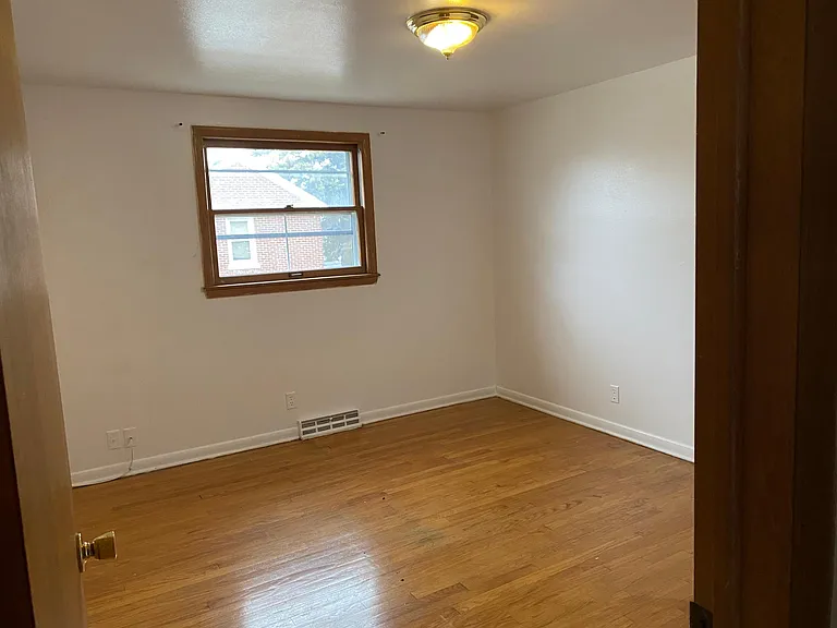 9807 W Lisbon Ave — Photo 4