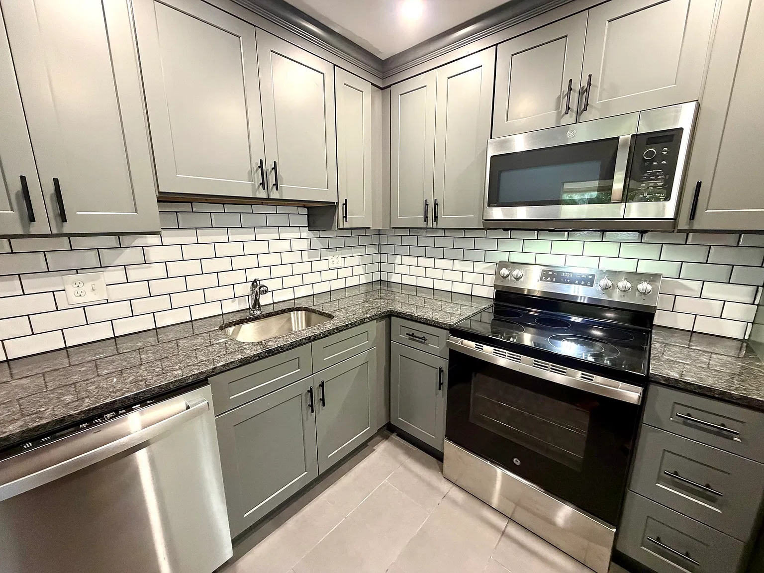 2 bed, 1.0 bath, 851 sqft, $2,200 — Photo 3