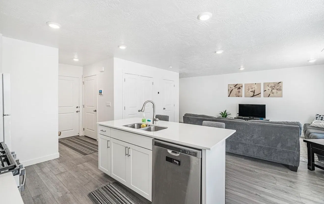 4 bed, 2.5 bath, 1635 sqft, $1,900 — Photo 4