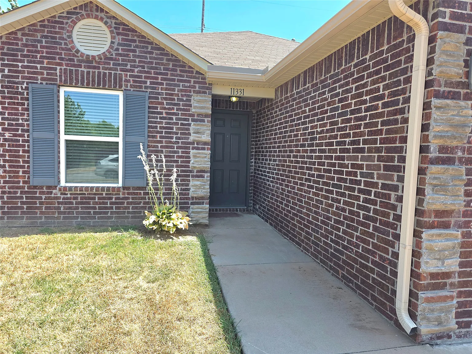 3 bed, 4.0 bath, 1248 sqft, $1,575 — Photo 2