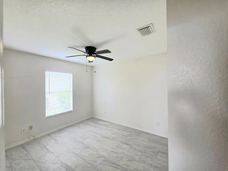 569 E Ridge Cir N — Photo 11