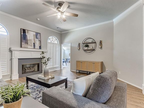 2nd image of 1129 Cambridge Dr