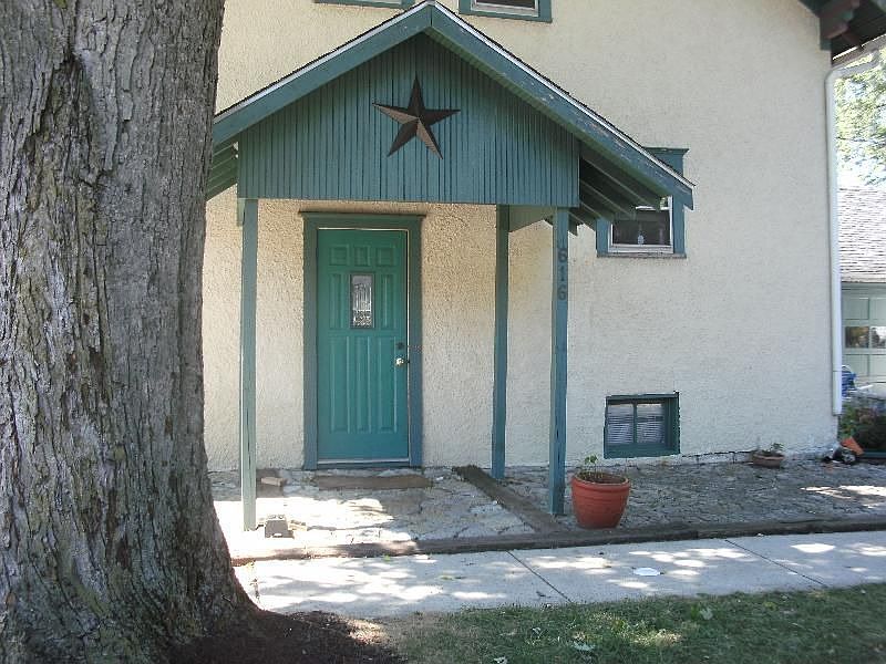 2nd image of 616 E 9th St