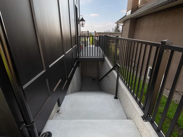 5770 Kitchener St #LOWER — Photo 2