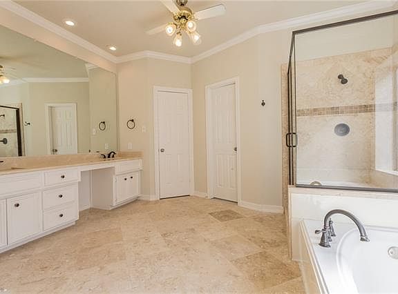 4th image of 808 Lochmoor Ln