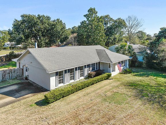 3rd image of 3 Oakwood Dr