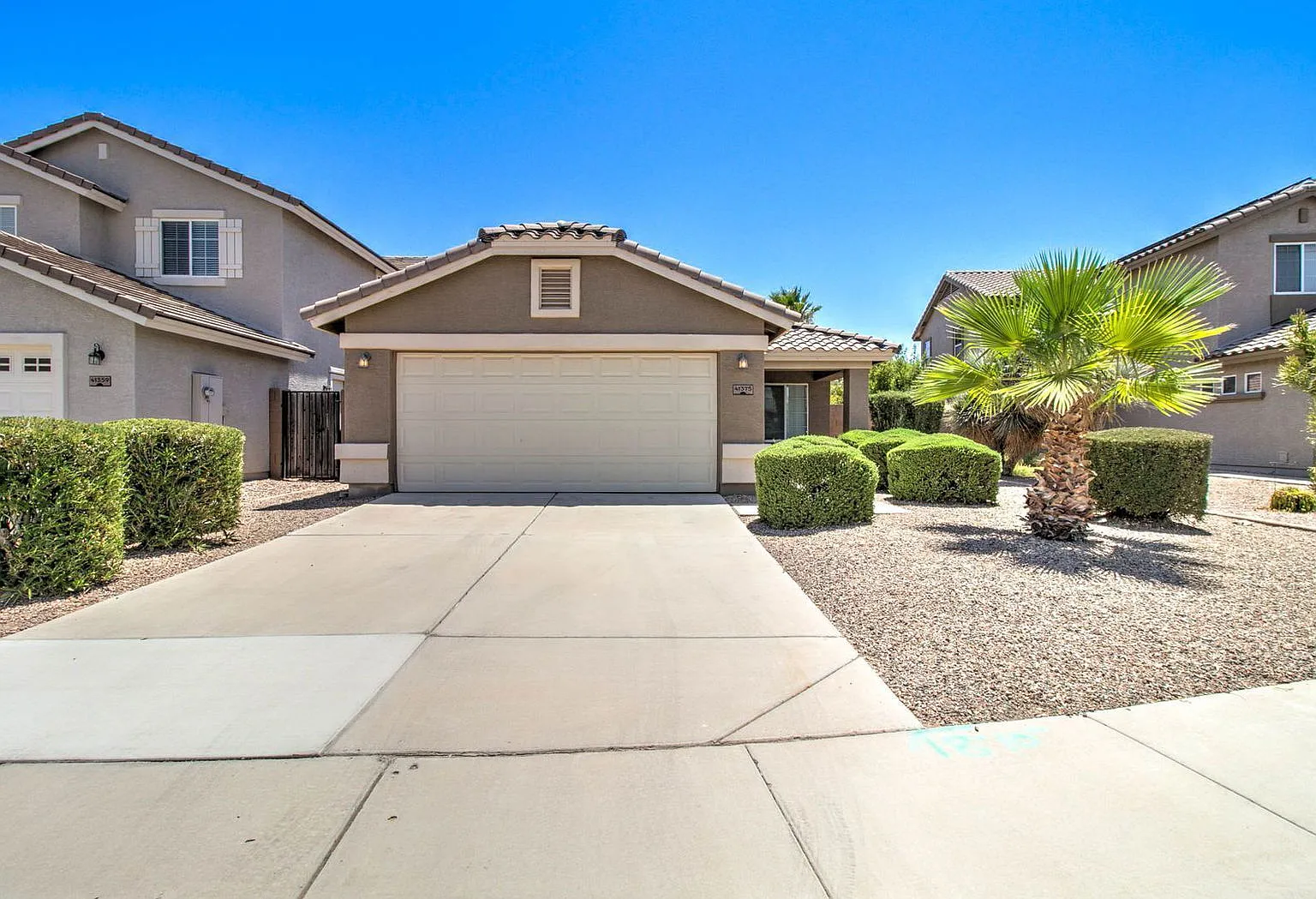 3 bed, 2.0 bath, 1307 sqft, $1,600 — Photo 2