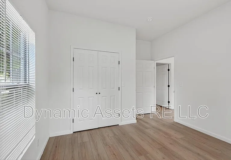 542 E 23rd St — Photo 28