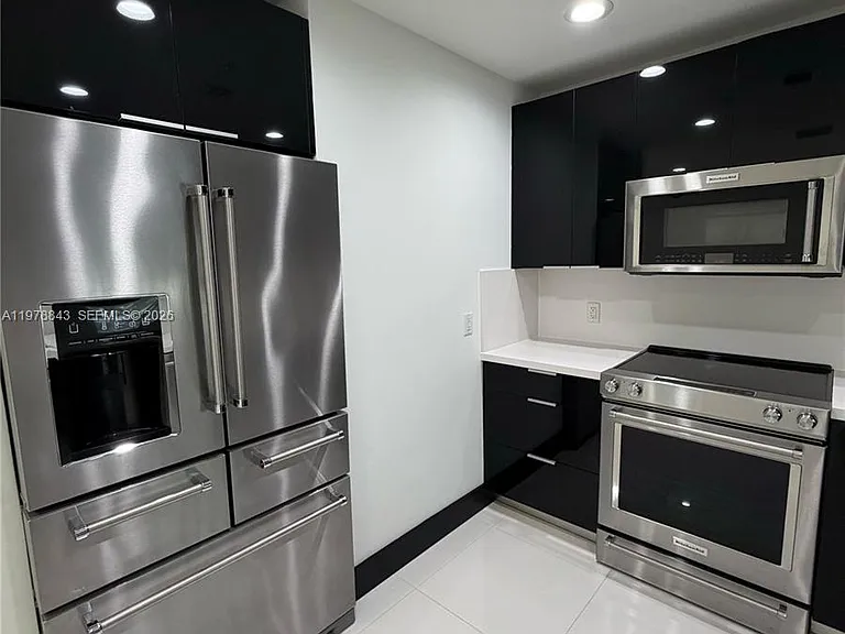 2699 Tigertail Ave #14 — Photo 9