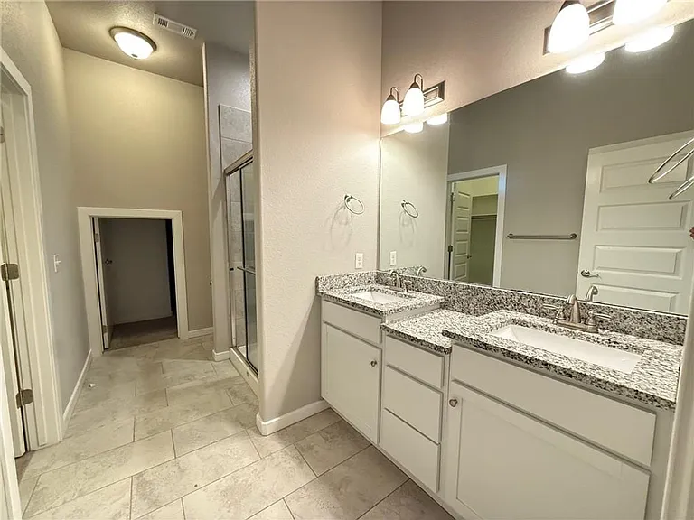 2359 W Houston St — Photo 16
