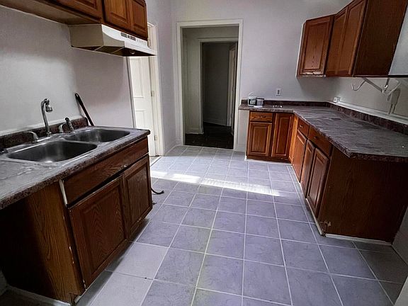 5th image of 606 S Blackstone St