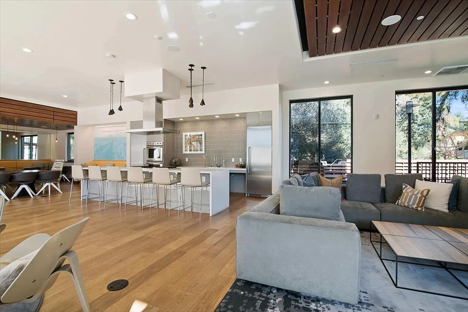 1 bed, 1.0 bath, 592 sqft, $9,352 — Photo 4