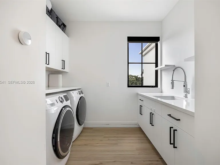 885 NE 76th St — Photo 37