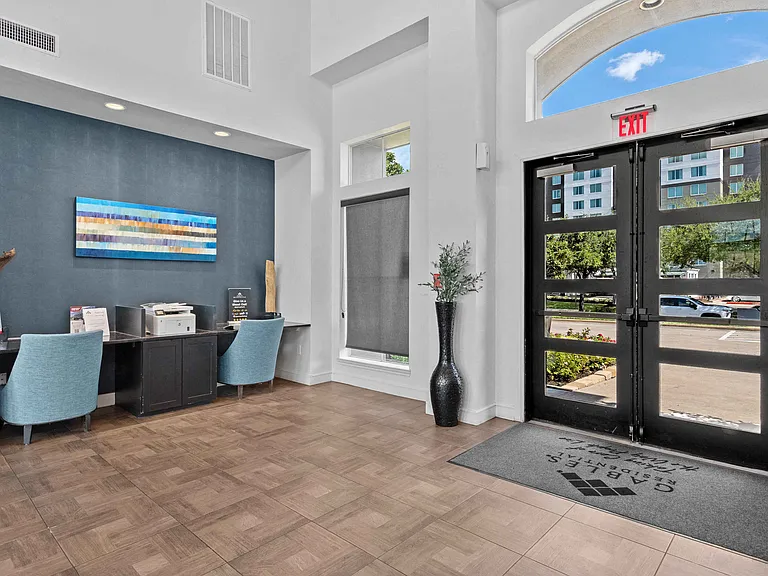 Gables Metropolitan Uptown — Photo 9