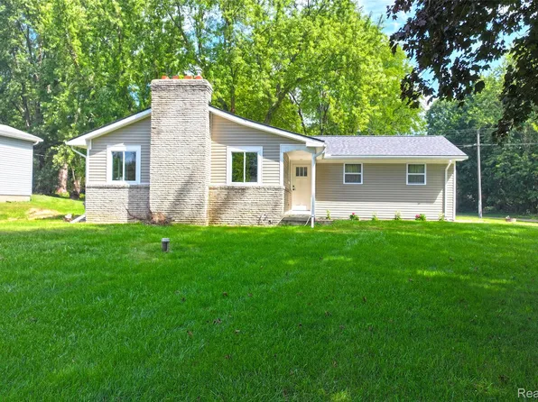 2416 Monte Carlo Dr, Howell, MI 48843