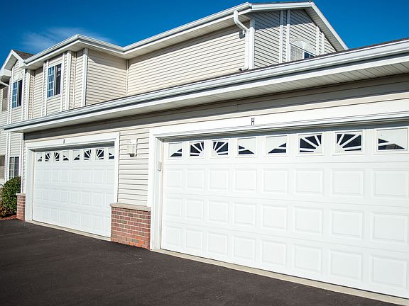 Connected 2 1/2 Car Garage
