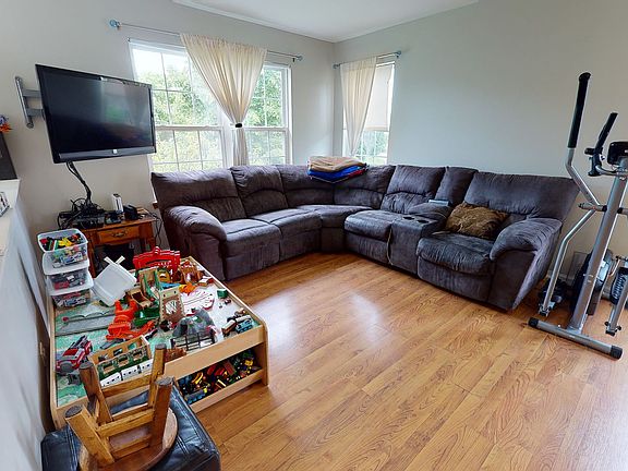 5th image of 221 Holiday Ln #301