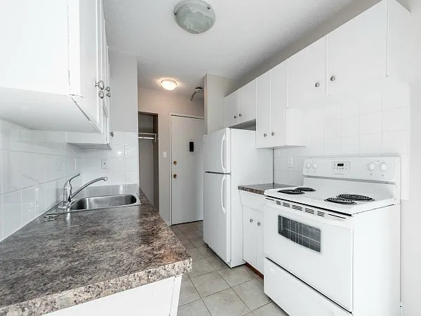 Elmwood Apartments — Photo 2