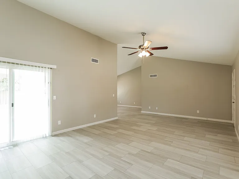 1237 E Wickieup Ln — Photo 5