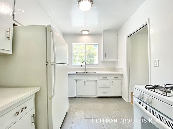 3rd image of 1433 N Hayworth Ave #17A