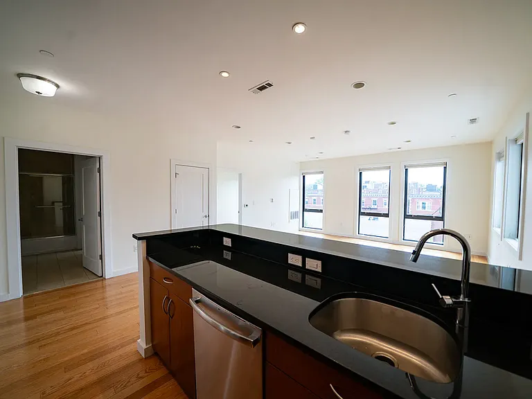 13 Aberdeen St #402J — Photo 3