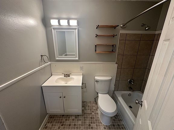 4th image of 1040 Bowerman Dr APT 1
