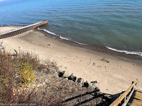 4th image of 2255 Lakeshore Rd