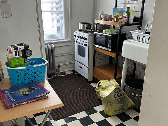 2nd image of 1748 Melville St