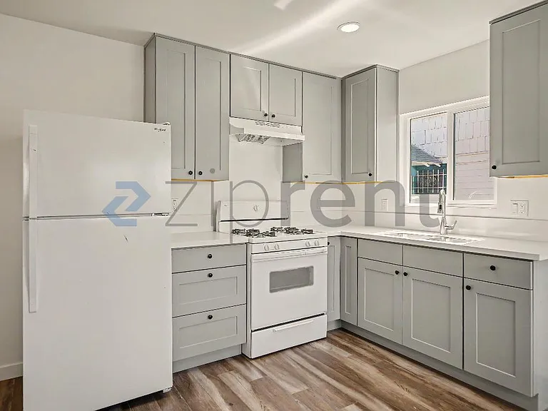 700 E 50th St — Photo 7