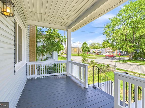 5th image of 102 E Oak Ln
