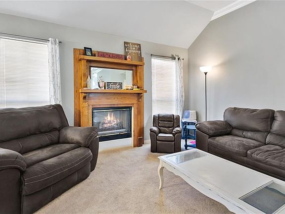4th image of 611 Ash St