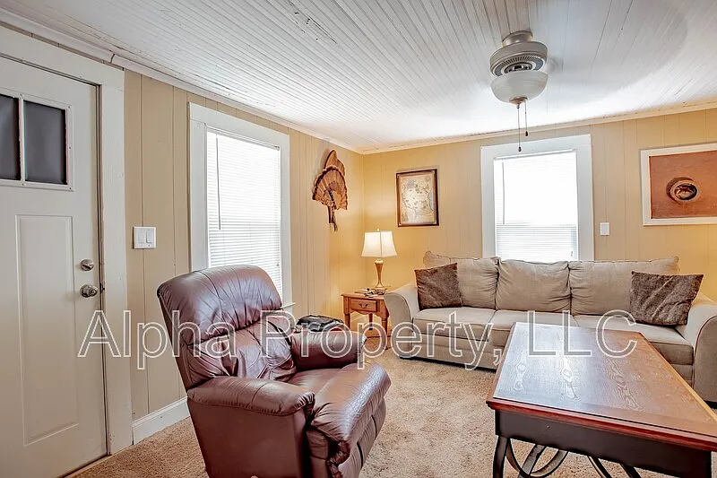 1 bed, 1.0 bath, 588 sqft, $1,150 — Photo 2