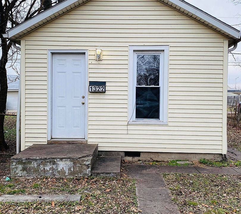 1st image of 1322 E Illinois St