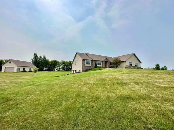 W5143 Maple Ridge Dr, Fond Du Lac, WI 54937