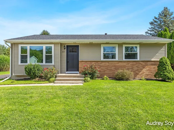 237 Roberta Jayne Dr SE, Lowell, MI 49331