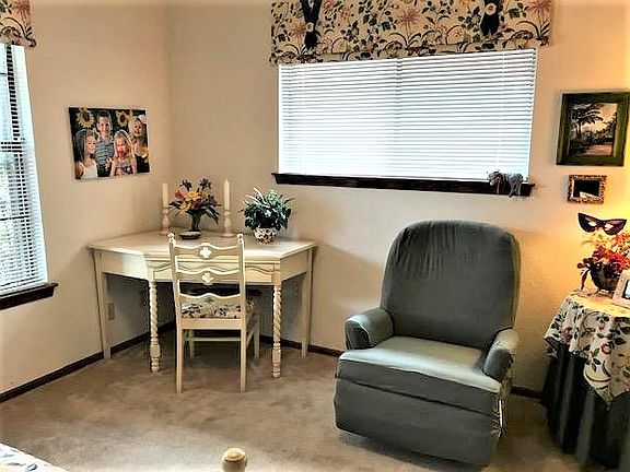 Office, reading room, whatever you need it to be. Tenant's 2nd room