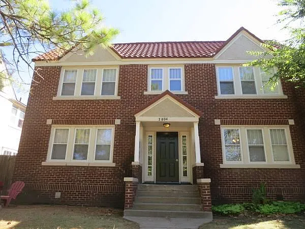 2804 N Robinson Ave — Photo 1