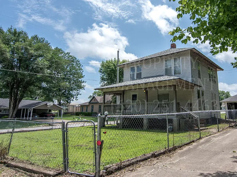929 E Myrtle St — Photo 15
