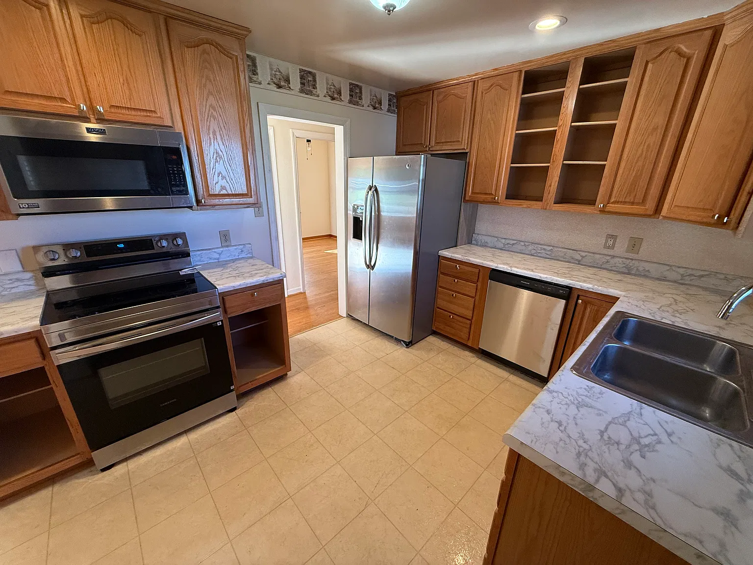 3 bed, 1600 sqft, $2,200 — Photo 4