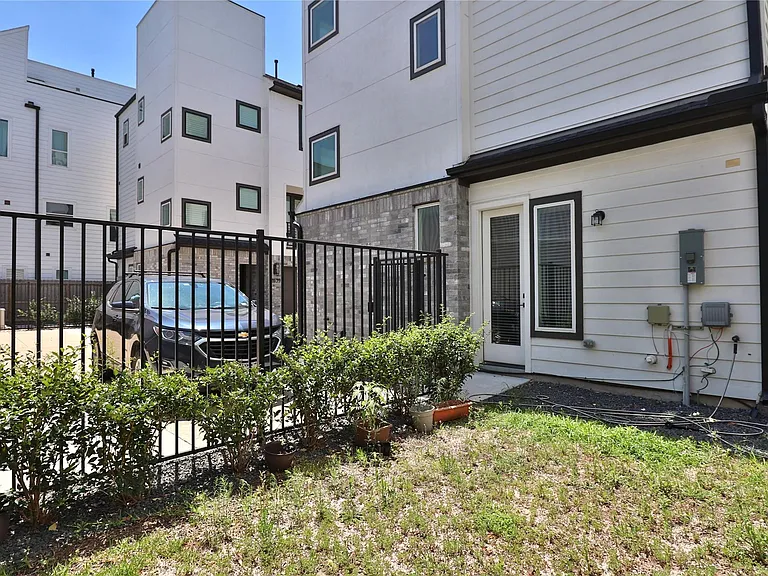 2637 Jackson St — Photo 26