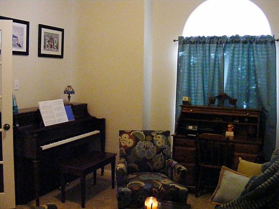 4th image of 131 Greenridge Cir