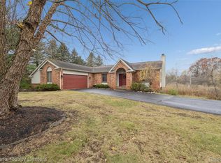 2893 Debbiwood Ct, Milford, MI 48381