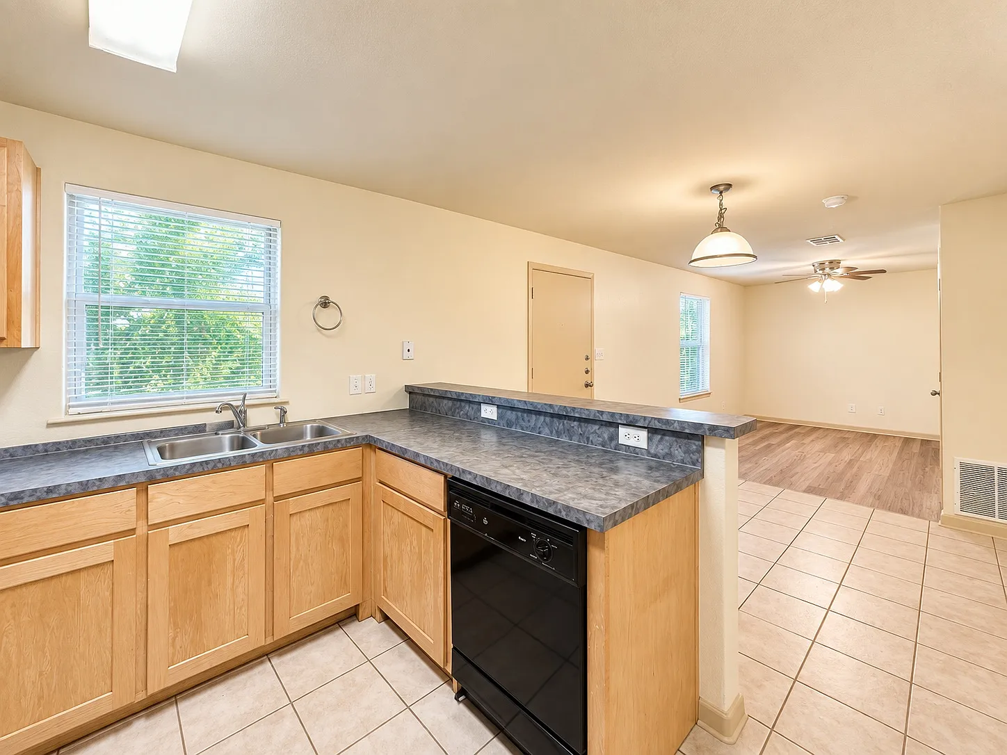 613 Bernard St — Photo 4