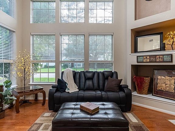 3rd image of 10230 Thornmont Ln
