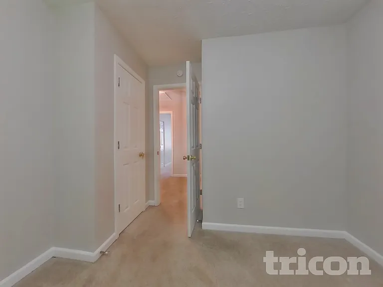102 W Oaks Pl — Photo 11