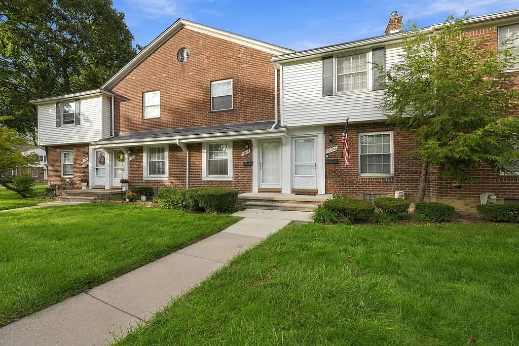 2 bed, 896 sqft, $1,700 — Photo 2