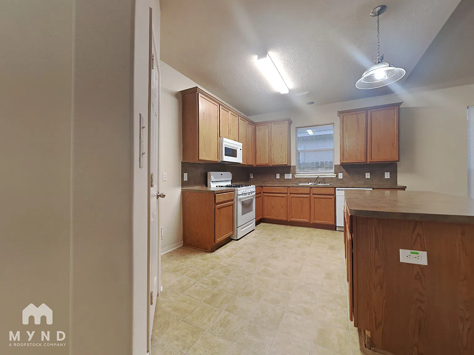 4 bed, 2.5 bath, 2148 sqft, $1,999 — Photo 2