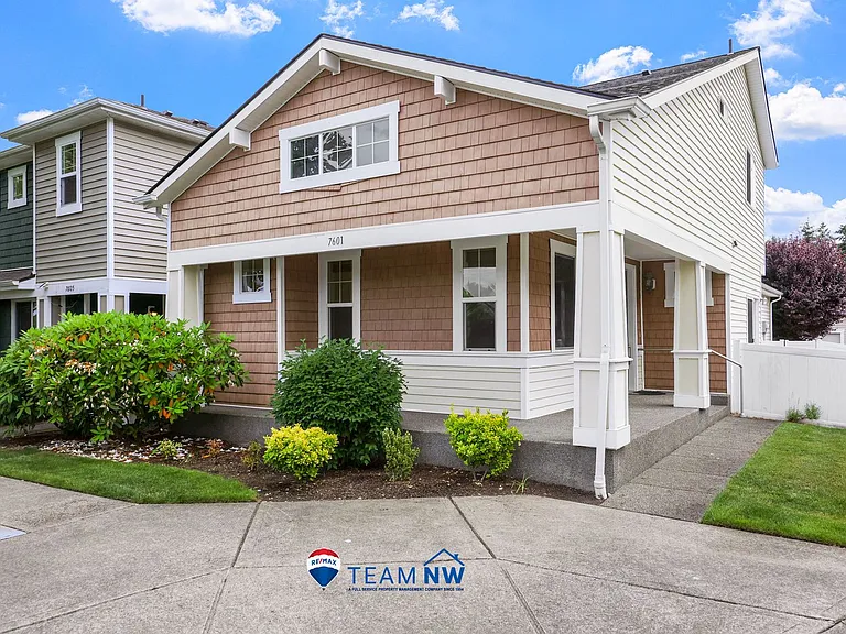 7601 Rushmore Way NE — Photo 1