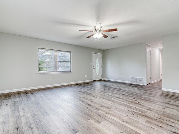 5th image of 390 Lincoln Ave